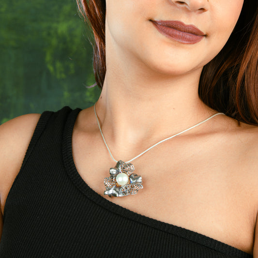 Pretty Leaf  Silver Pearl Pendant
