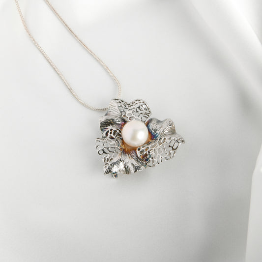 Pretty Leaf  Silver Pearl Pendant